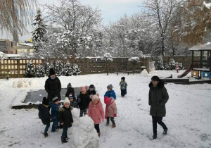 Dzieci oglądają śniegowego bałwana